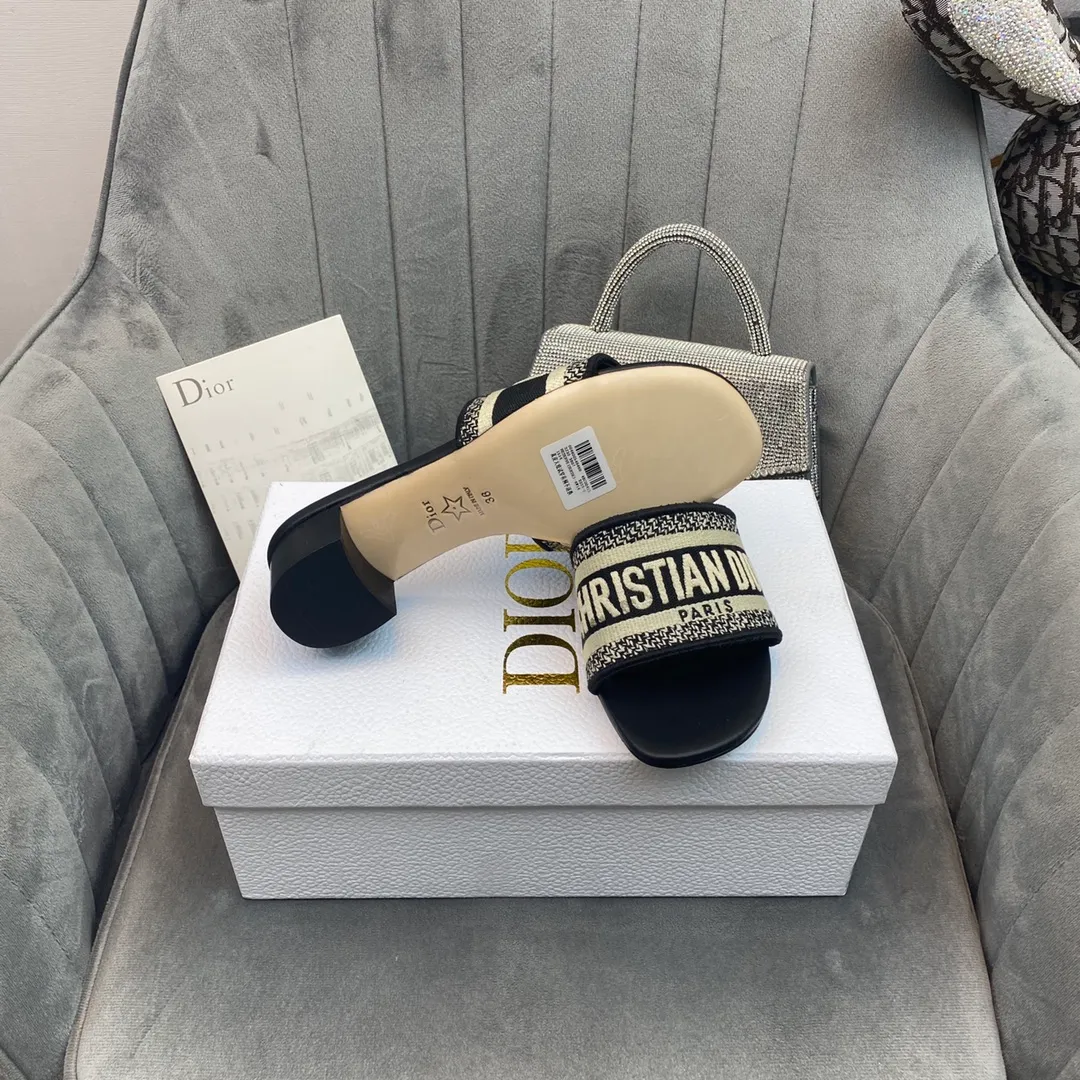 👟👟Ex-factory price 380👟👟 Women's shoes Women's clothing Dior Dior 2021 DWAY early spring new flip-flops women's shoes CD letter logo three-dimensional embroidery flat sandals Round toe thick heel jelly color slingback slippers The top version on the market Material: upper original consistent high-temperature water-soluble cotton electro-embroidery technology fabric + water-dyed sheepskin lining + Italian leather outsole Heel height: flat/4.5CM size: 34-43 (34.40.41.42.43 is custom-made and cannot be returned or exchanged)